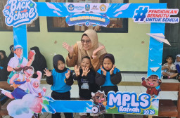 Mahasiswa KKN UTM Sulap Galon Bekas Jadi Kolam Lele untuk Siswa SLB Keleyan