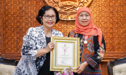 Gubernur Khofifah Terima Penghargaan Tertinggi Dwija Praja Nugraha dari PGRI