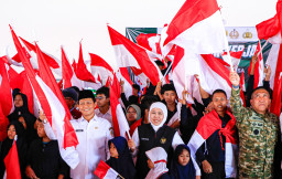 Gubernur Khofifah Bersama Danjen Akademi TNI Bagikan Ratusan Bendera Merah Putih di SR Terintegrasi 2 Kota Pasuruan