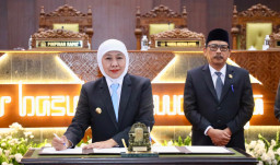 Gubernur Khofifah Menyampaikan Nota Keuangan Raperda P-APBD 2026 kepada DPRD Jatim