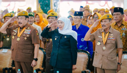 Gubernur Khofifah Terima Anugerah Bintang LVRI di Peringatan Hari Veteran Nasional 2026