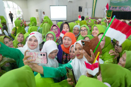 Khofifah Kembali Gaungkan Seruan Perdamaian di Peringatan Harlah ke-80 Muslimat NU di Kalbar
