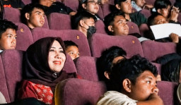 Senator Lia Istifhama Bersama Pak Purnomo Polisi Baik dan Konten Kreator Nobar Film Istimewa di XXI Pakuwon Mall