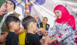 Dalam Sehari Gubernur Khofifah Gelar Pasar Murah di Dua Kampung Surabaya: Krembangan dan Wonokromo