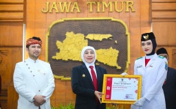 Gubernur Khofifah Apresiasi Paskibraka Jatim dan Pendukung Upacara HUT Ke-81 RI, Sukses Tunaikan Tugas Negara di Grahadi