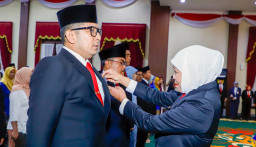 Sematkan 467 Tanda Kehormatan Satyalancana Karya Satya, Gubernur Khofifah Dorong ASN Jatim Terus Kembangkan Inovasi