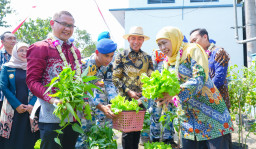 Gubernur Khofifah Panen Sayur Mayur Hasil Program SIKAP SMAN Taruna Nala di Malang