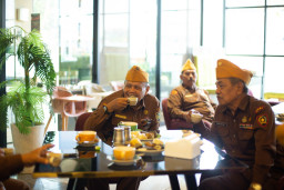 Rayakan HUT RI EXCOTEL Design Hotel Surabaya Gandeng LVRI, Ajak Veteran Meracik Wedang Jawi