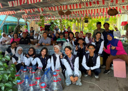 75 Mahasiswa Unitomo Hadirkan KKN Berdampak di Semolowaru, dari Edukasi hingga Pemberdayaan Warga