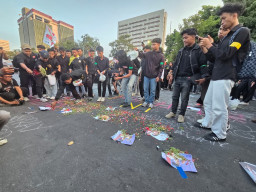 BEM SI Jatim Gelar Aksi Simbolik di Grahadi, Soroti Ketimpangan Penanganan Bencana