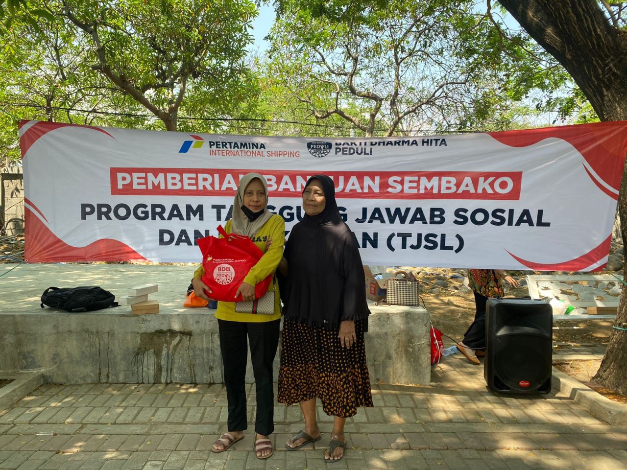 Pertamina dan Yayasan BDH Peduli saat membagikan sembako bagi Gamis