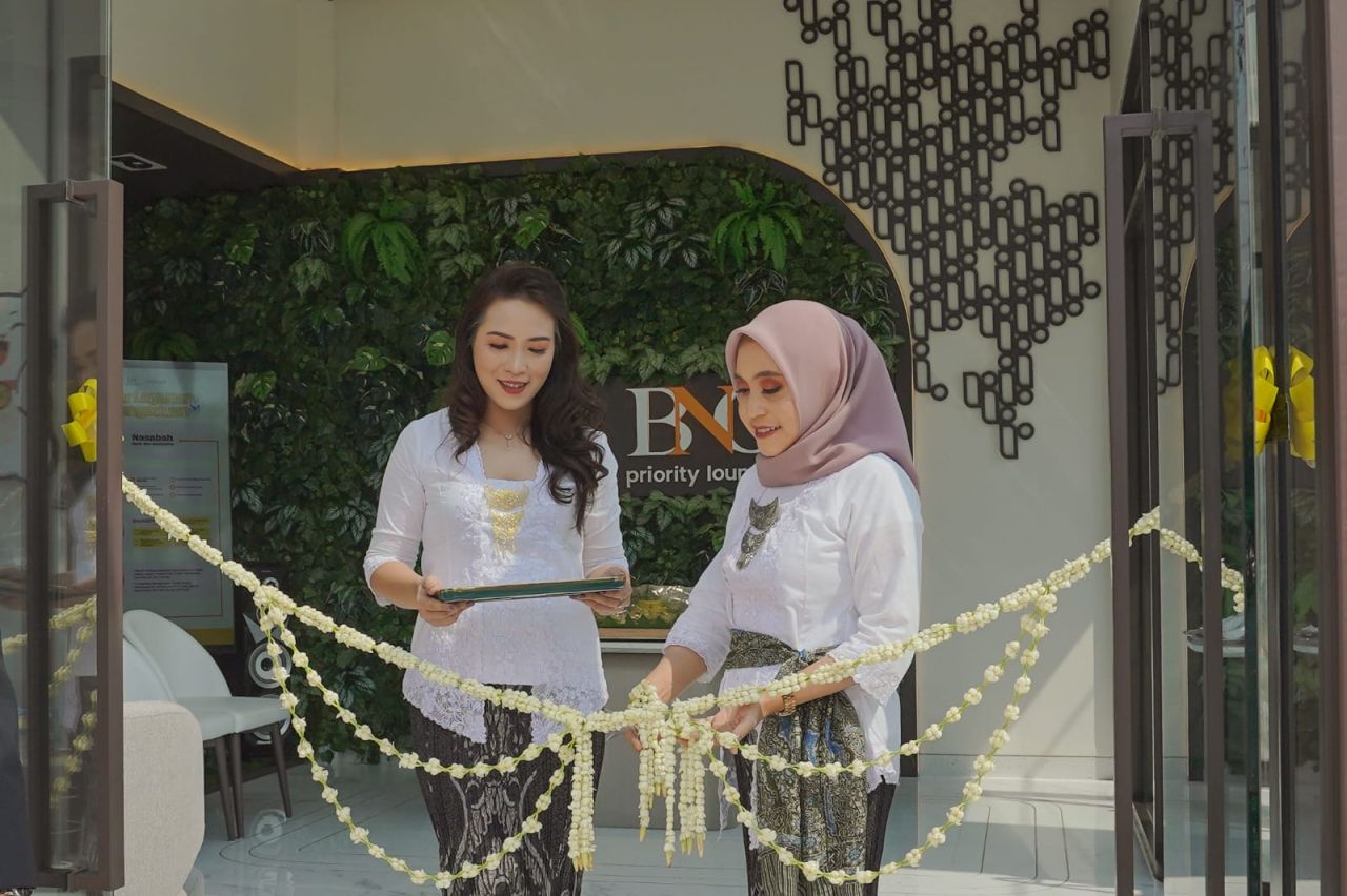 Branch Manager Surabaya PT Bank Neo Commerce, Tbk Diana Rety (kanan) Lakukan Prosesi Peresmian Smart Branch Surabaya (8/11/2023)