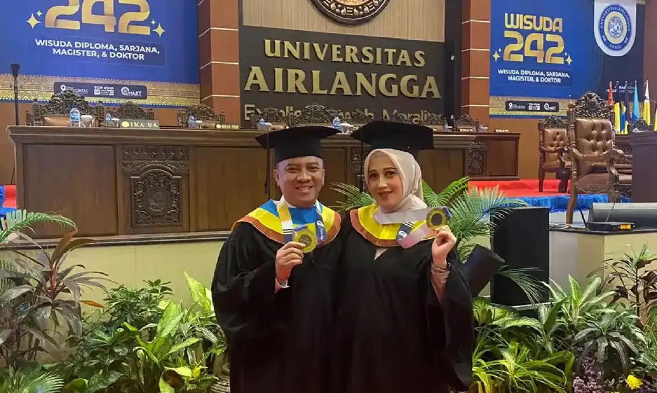 Momen Bahagia Kapolres Blitar dan Istri Selesaikan Pendidikan Pascasarjana
