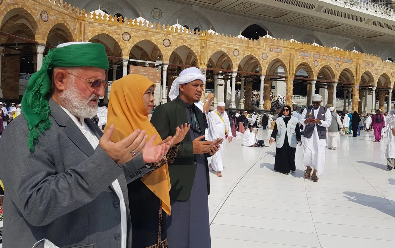 Di Depan Ka'bah, Khofifah Minta Cicit Syekh Abdul Qadir Jailani Doakan Indonesia dan Jawa Timur