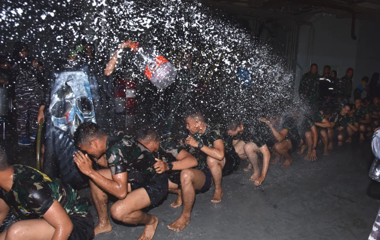 Prajurit Muda TNI Angkatan Laut Punya Ritual Unik Saat Berlayar