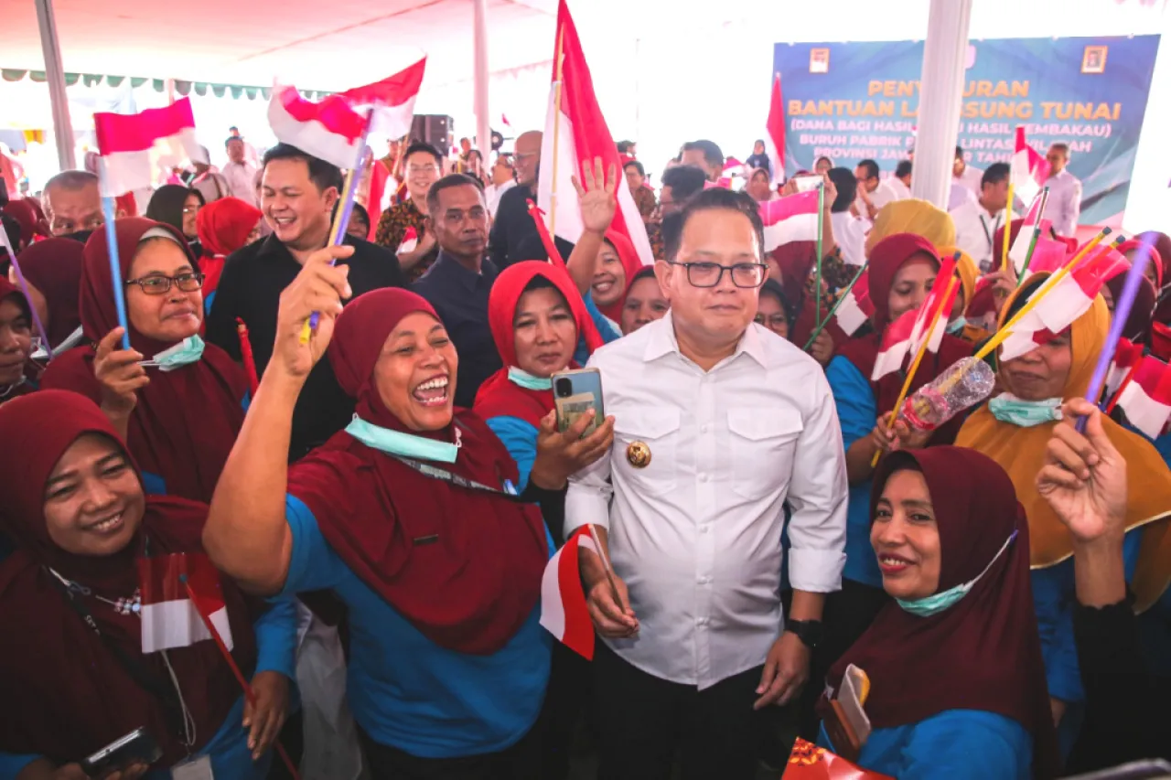 Ribuan Buruh Rokok Tersenyum, Kecipratan BLT Dana Bagi Hasil Cukai Hasil Tembakau