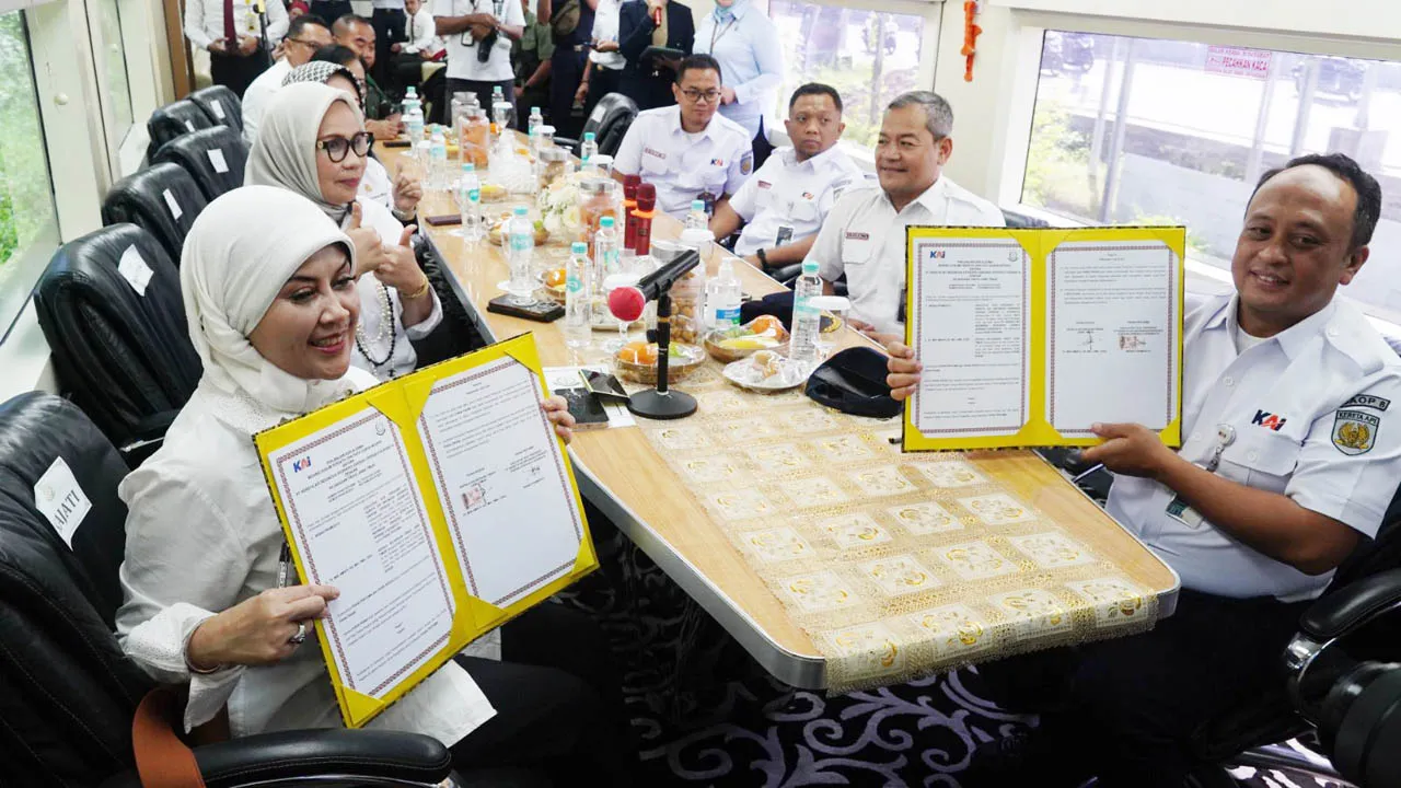 Unik, KAI dan Kejati Jatim Teken MoU Sambil Naik Kereta Api