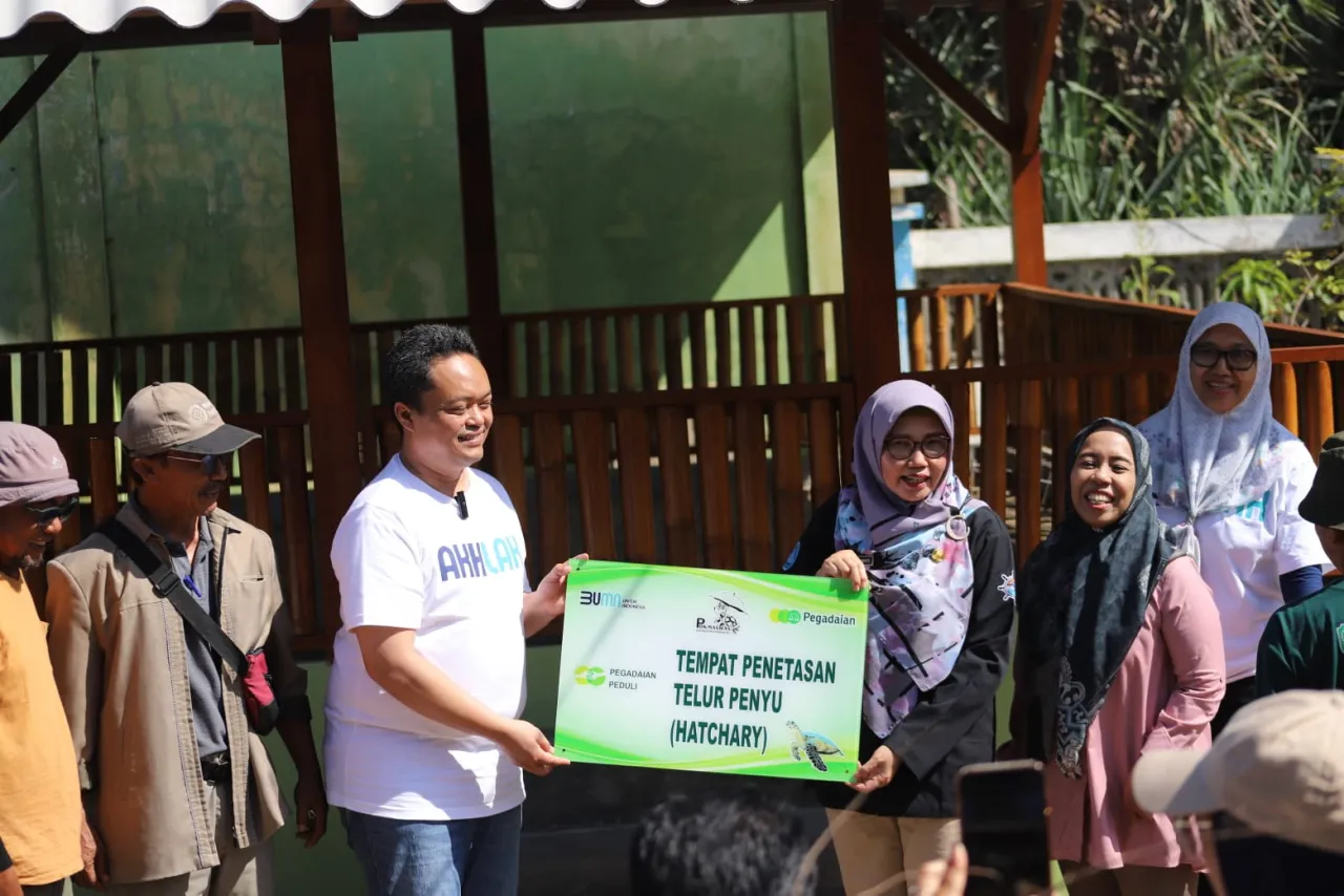 Pegadaian Kanwil XII Surabaya Beri Bantuan Tempat Penetasan Telur Penyu di Pantai Taman Kili-Kili