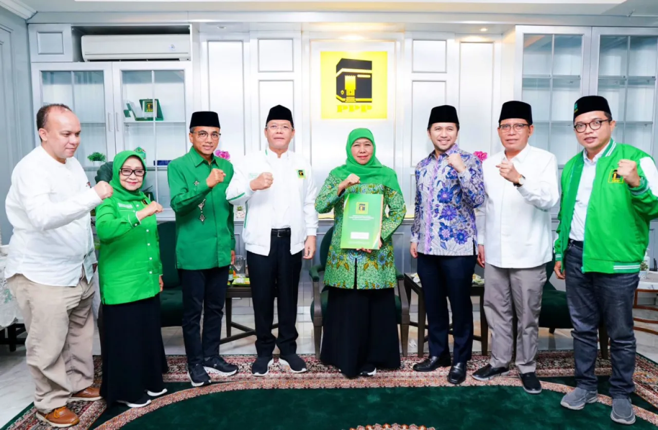 PPP Resmi Serahkan SK Remomendasi Usung Khofifah-Emil di Pilgub Jatim
