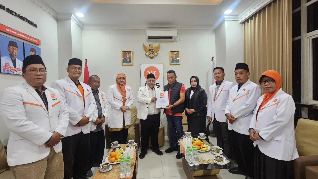 PKS Jatim Serahkan SK DPP untuk Marhaen Djumadi, Slamet Junaidi dan Sugiri Sancoko