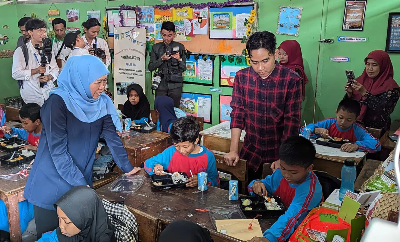 Khofifah Bareng Gibran Tinjau Implementasi Makan Siang Gratis di Surabaya