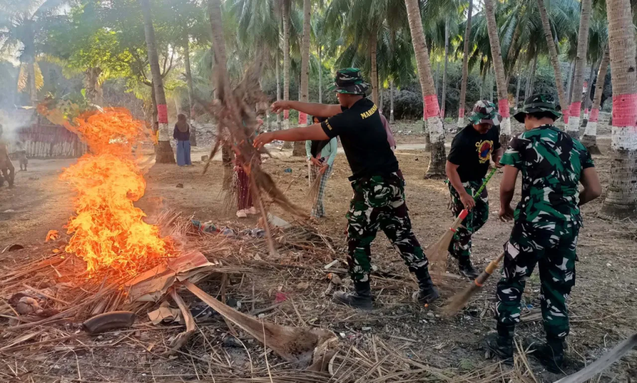 Prajurit Marinir TNI AL Kerja Bakti Bareng Masyarakat Kampung Merah Putih