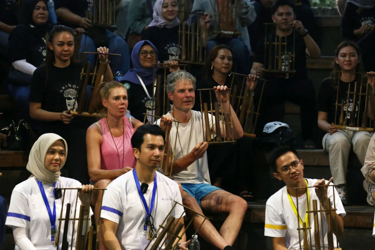 Serunya Belajar Anglung di Saung Angklung Udjo