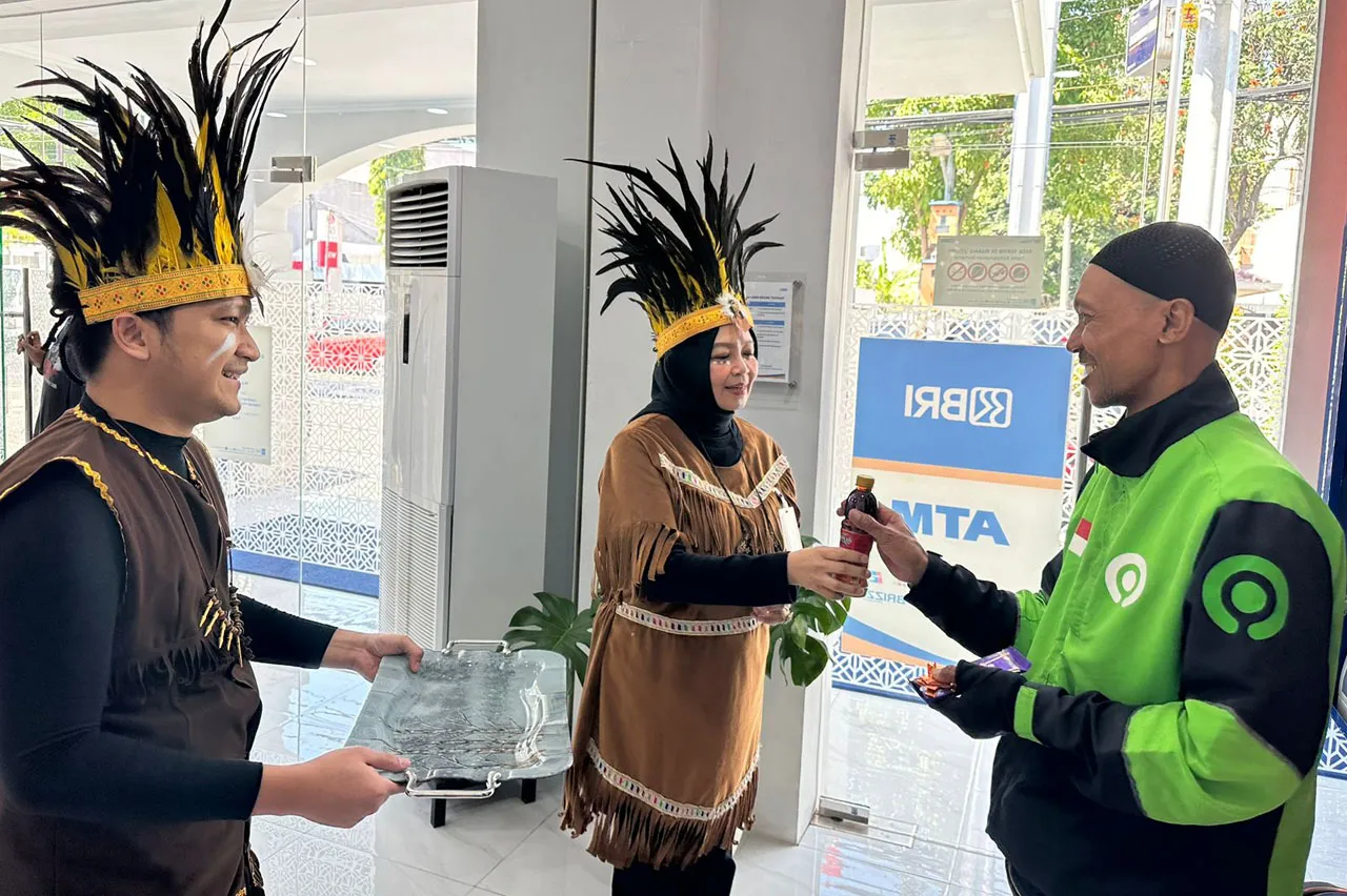 Harpelnas 2024, Insan BRI BO Surabaya Kusuma Bangsa Sambut Nasabah dengan Kostum Adat Papua