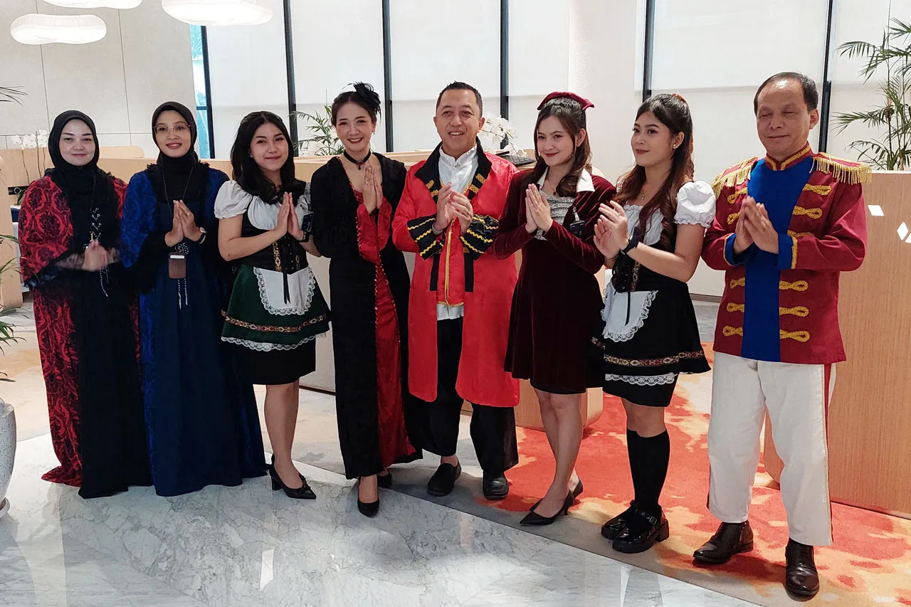 Insan BRI Surabaya Rajawali Rayakan Harpelnas 2024 dengan Berbusana Khas Eropa