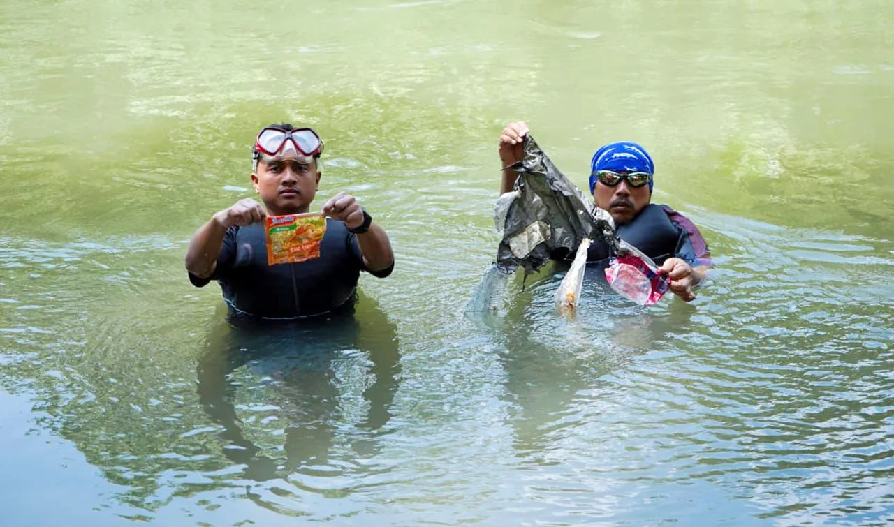 Pemerintah Abai, Kali Surabaya Banjir Sampah Plastik