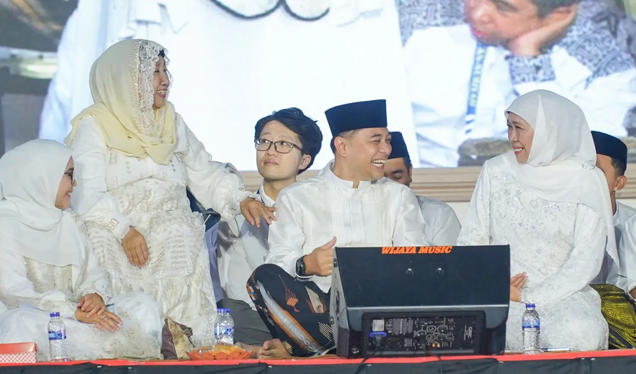Eri Cahyadi Tempel Khofifah, Gus Iqdam Doakan Keduanya Kembali Terpilih Periode Kedua