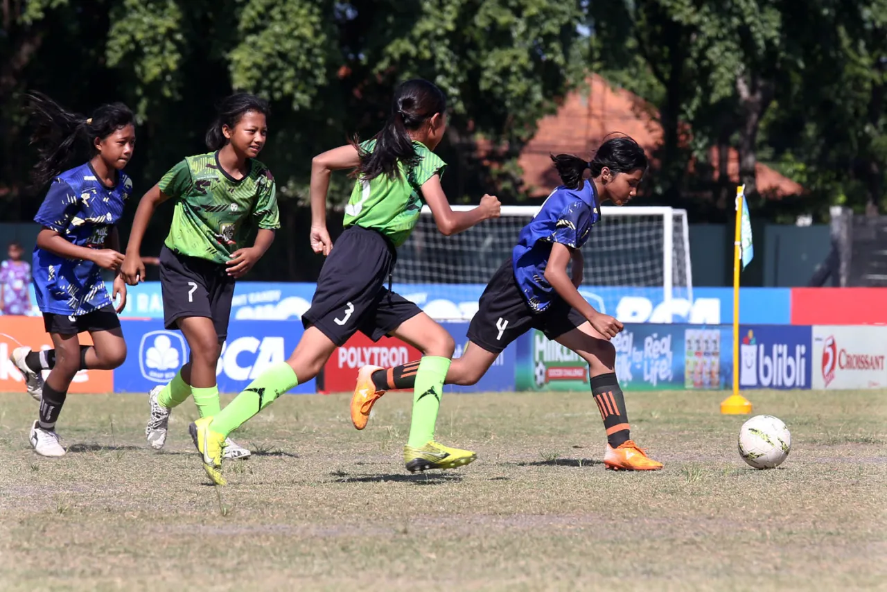 Aksi Pesebak Bola Putri dalam Turnamen MilkLife Soccer Challenge Surabaya
