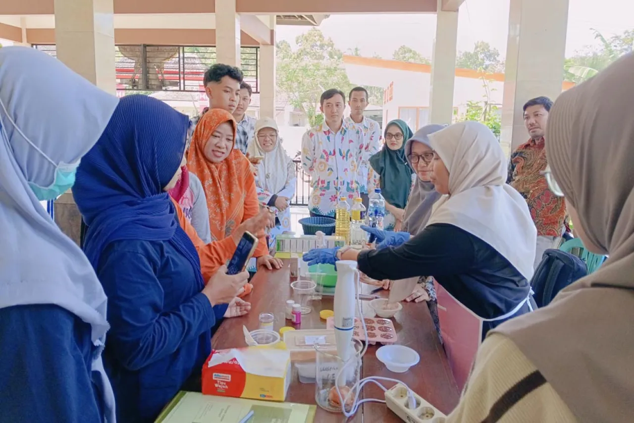 Tim Pegmas Fakultas Farmasi Unair Tranfer Ilmu Pengolahan dan Pemasaran Produk Manggis di Banyuwangi