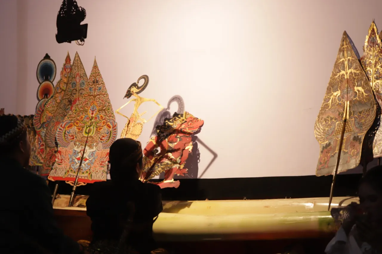Untag Surabaya Peringati HUT RI Ke-79 dan Dies Natalies Ke-66 Gelar Pagelaran Wayang Kulit