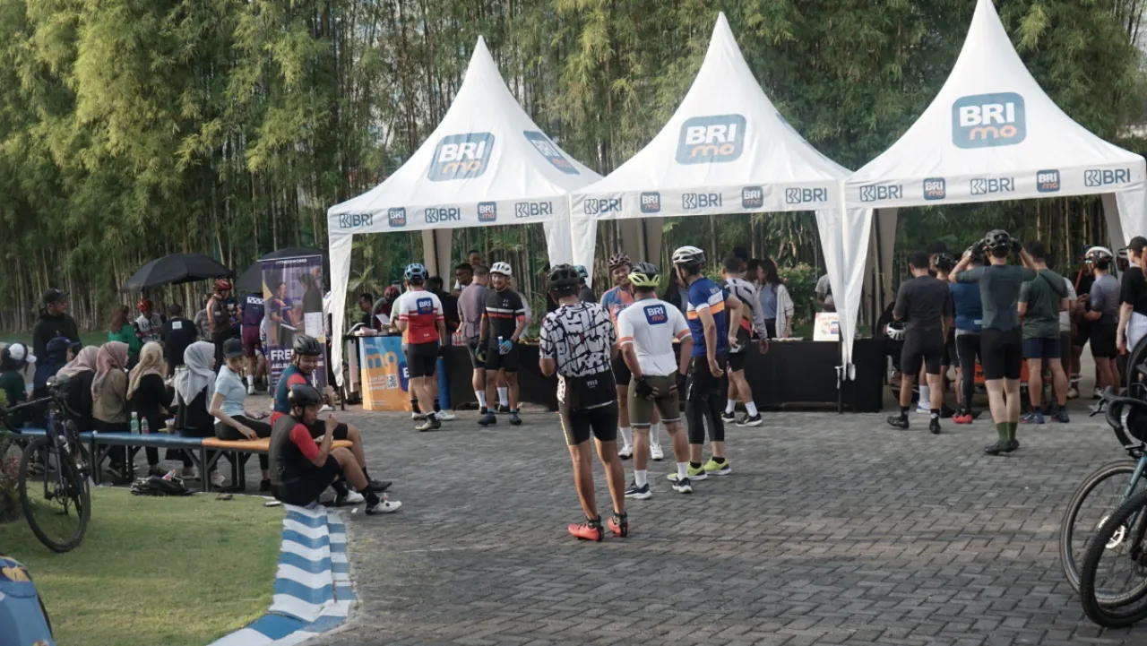 BRI BO Mulyosari Sosialisasikan Aplikasi BRImo di Tunjungan Loop by BRI