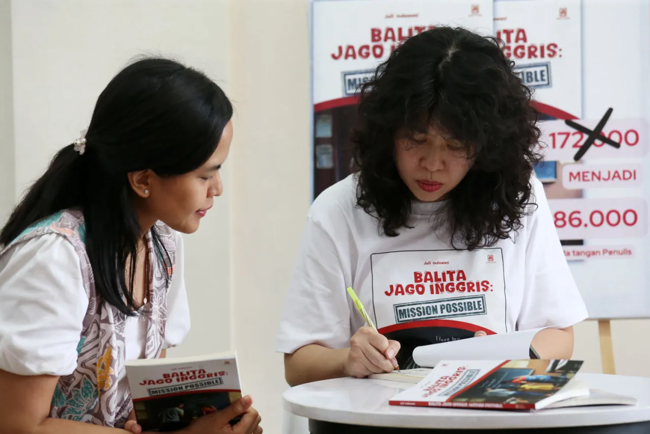 Juli Indawati Luncurkan Buku "Balita Jago Inggris, Mission Possible"