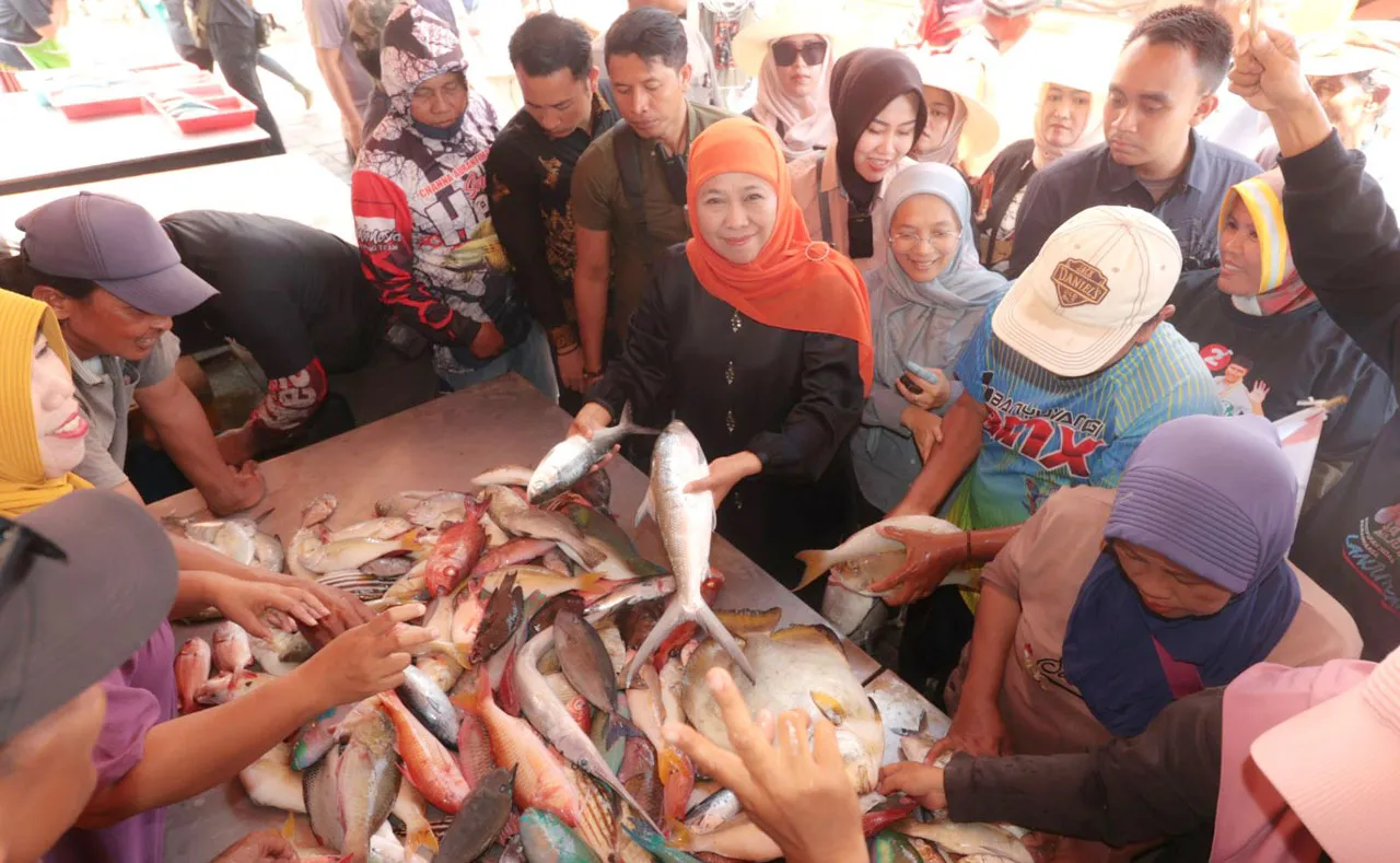 Khofifah Tebar Pesona di Pasar Ikan Muncar Banyuwangi