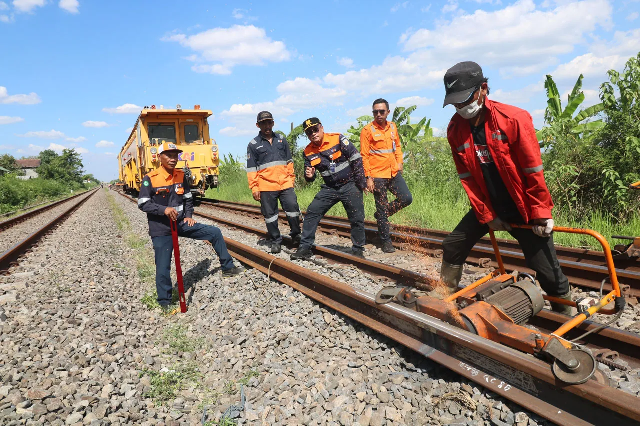 Sejumlah Rel Kereta di Lintasan KAI Daop 8 Surabaya Api Diganti