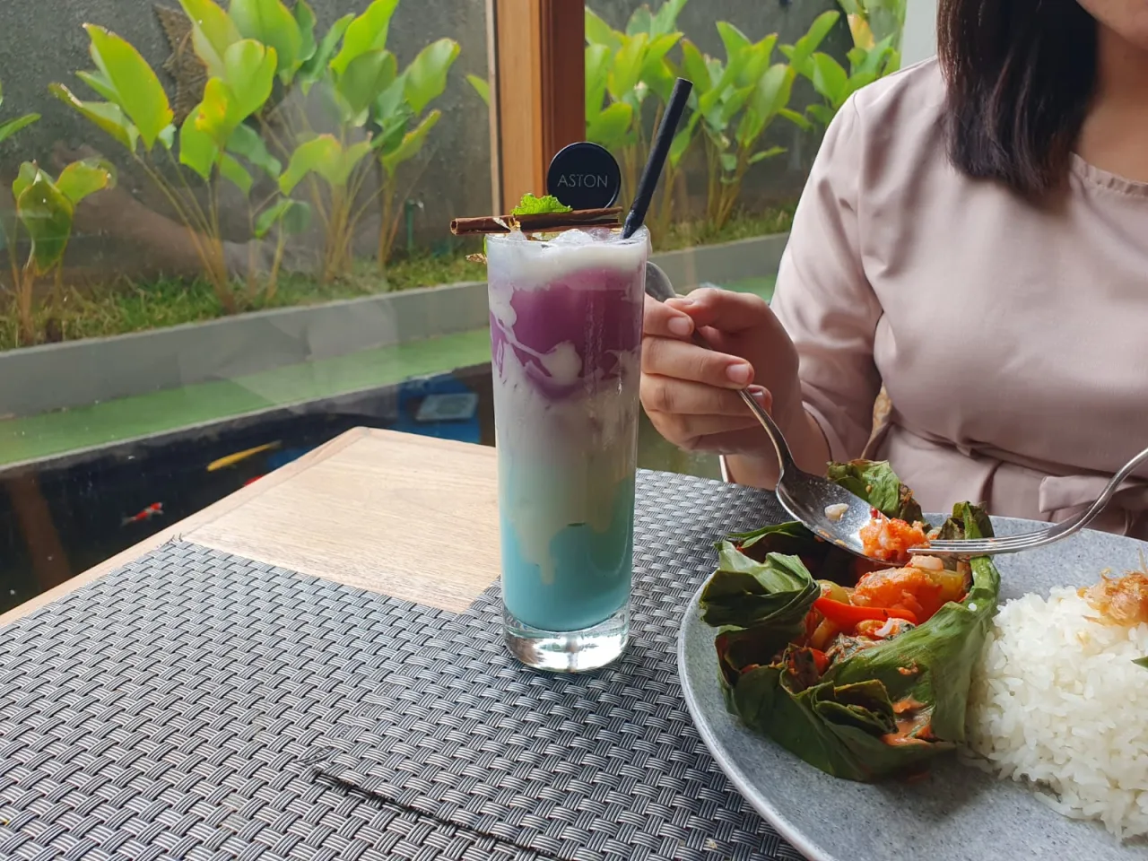 Jelajahi Kuliner Kombinasi Ikan Pepes dan Selendang Biru di Hotel Aston Mojokero