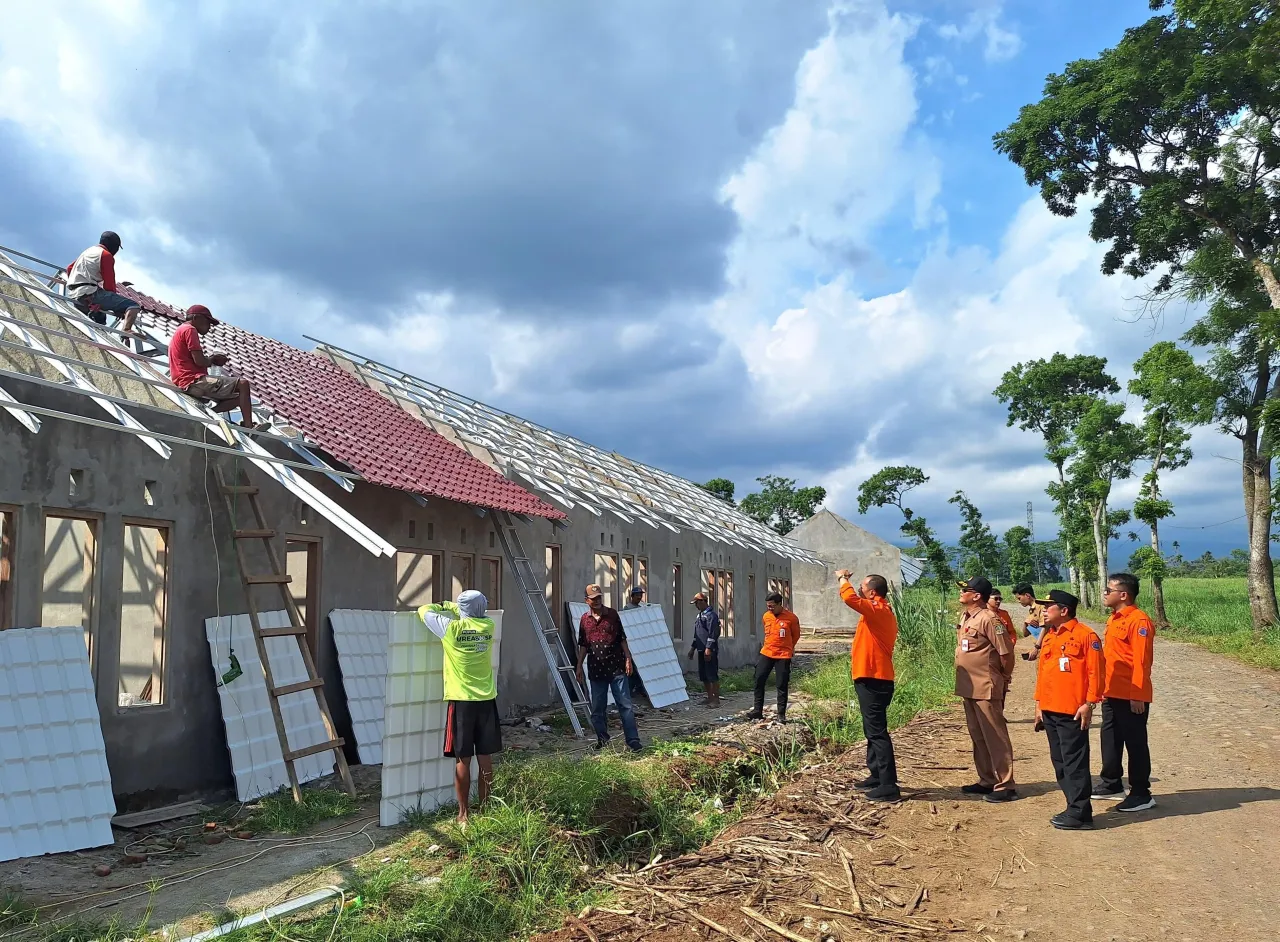 Kalaksa BPBD Jatim Tinjau Pembangunan Hunian Relokasi di Banyuwangi