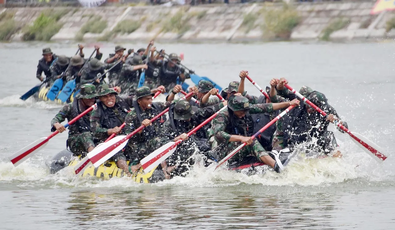 "Hiu Petarung" Brigif 2 Marinir Berjaya di Lomba Dayung Binsat Kormar, Raih Juara 1!