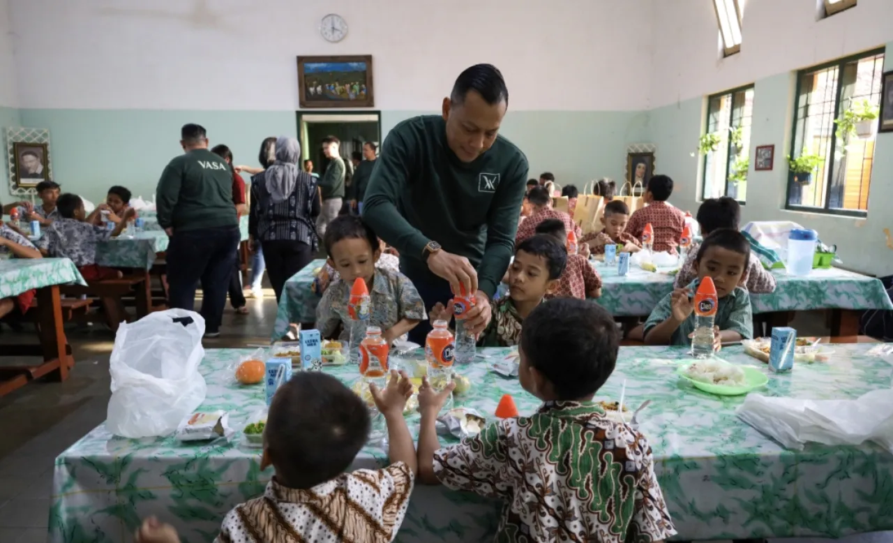 Vasa Hotel Surabaya Rayakan Ulang Tahun ke-8 dengan Berbagi Makan Sehat Bergizi