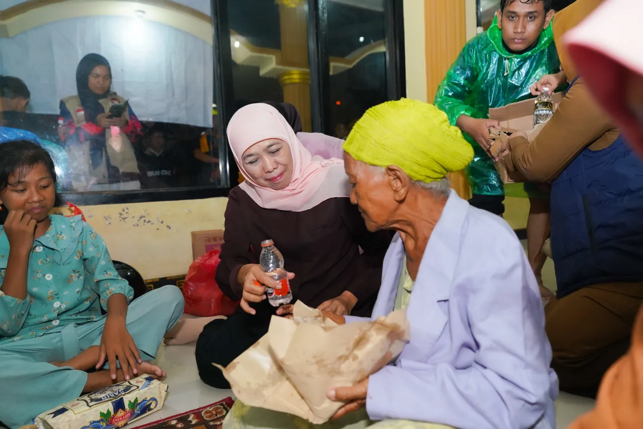 Disambut Histeris Warga, Khofifah Bagikan Bantuan untuk Korban Terdampak Banjir di Kabupaten Mojokerto