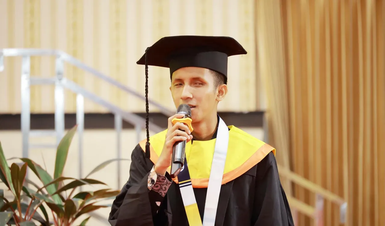 Mahasiswa Tunanetra Pertama UNAIR raih Gelar S2 Kebijakan Publik