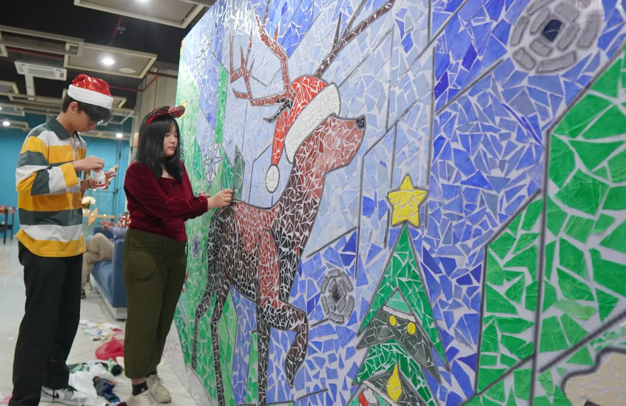 Mahasiswa Ubaya West Campus Buat Karya Mozaik Tema Natal dari Sisa Kain