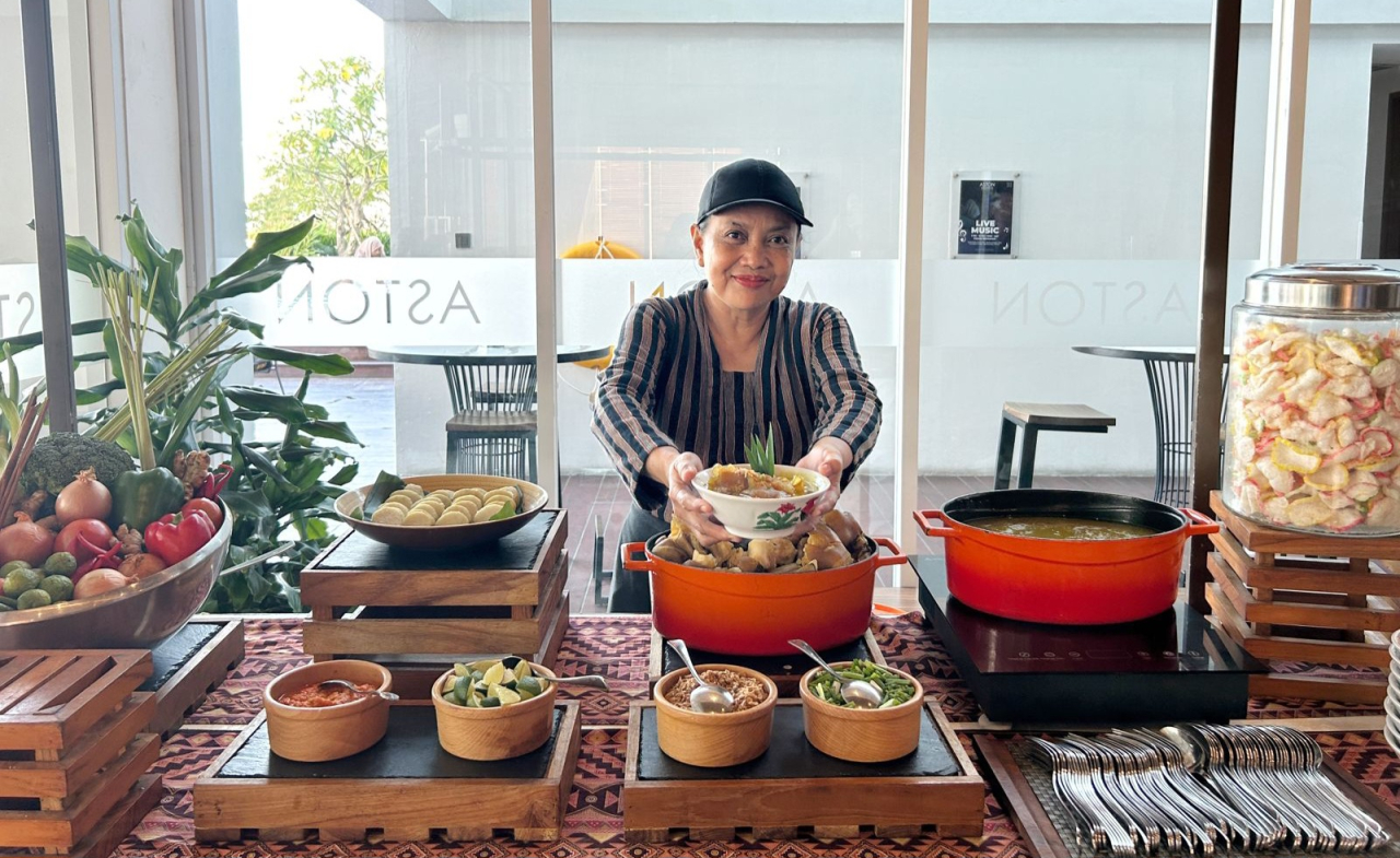 Menikmati Lontong Kikil Mak Anik di Aston Sidoarjo