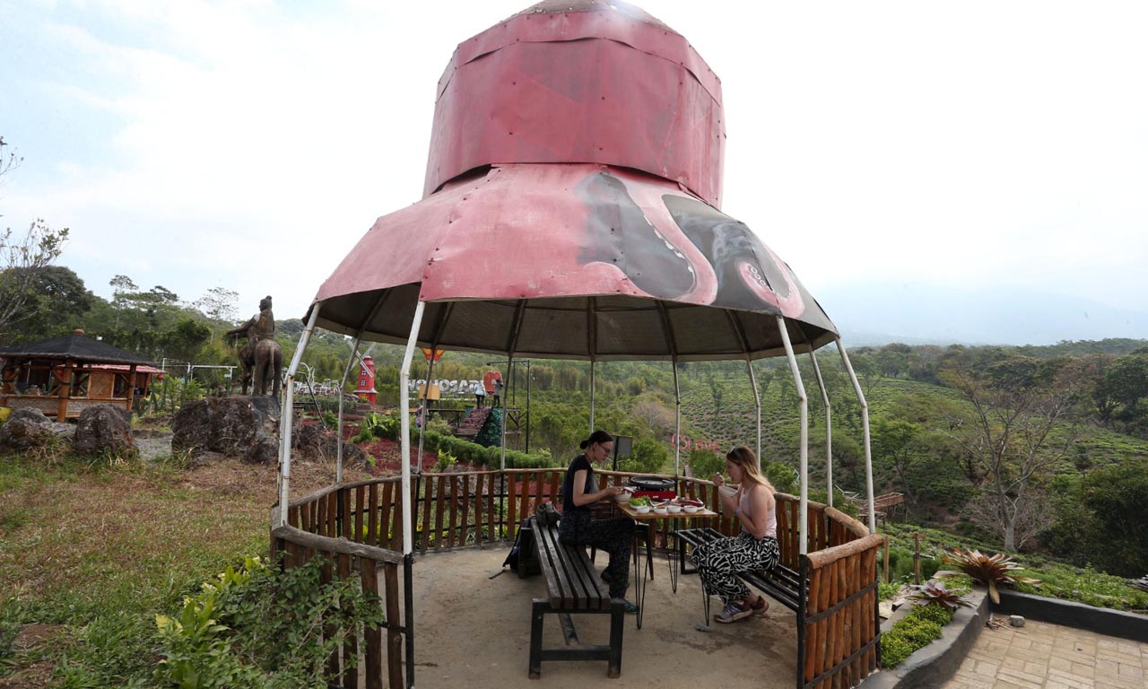 Wisatawan mancanegara menikmati suguhan grill saat berkunjung di Cafe Arjuna Geopark atau Cafe AGP. AyoFoto/Alim
