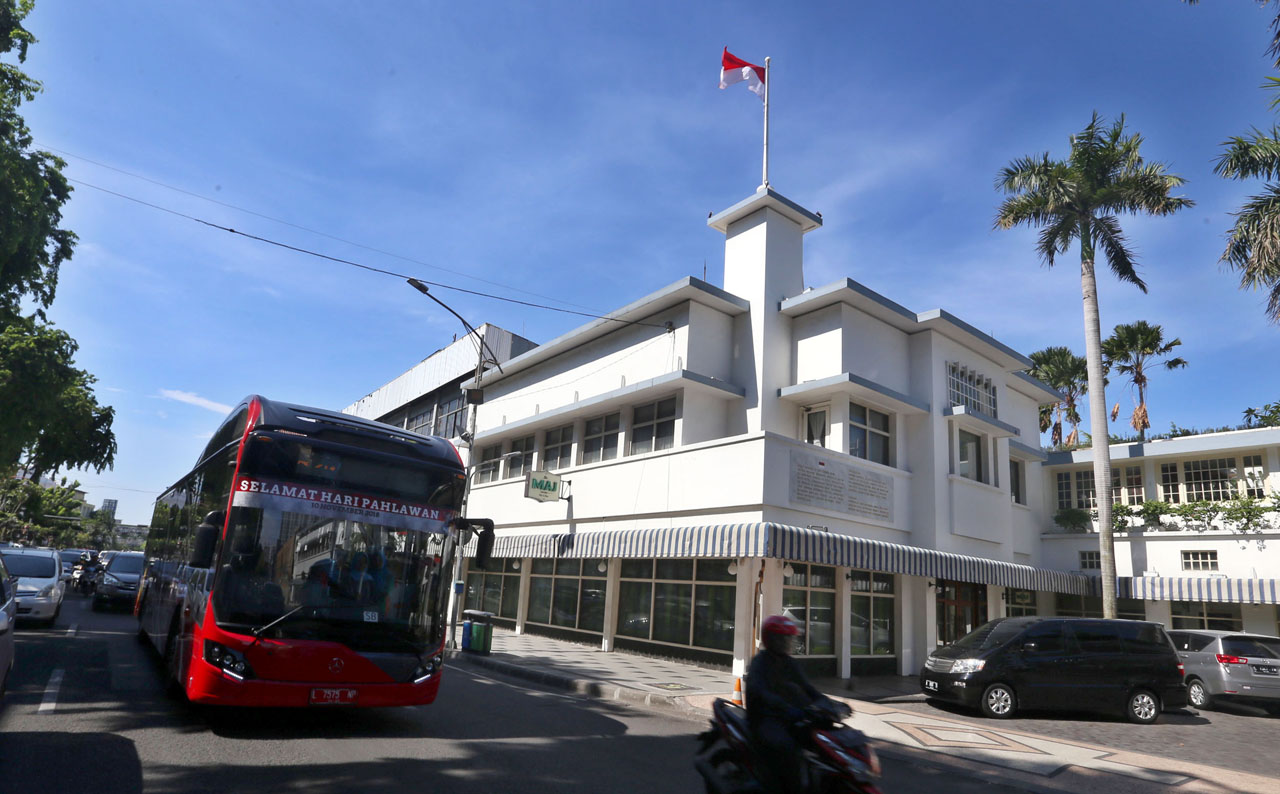 Suroboyo Bus melintas di depan Hotel Majapahit. AyoFoto/Alim Pradana