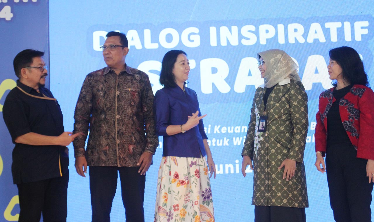 Dari kiri, Yulian Warman, Peter Jacobs, Rina Apriana, Diana Yumanita dan Reny Futsiyama. AyoFoto/AstraPay