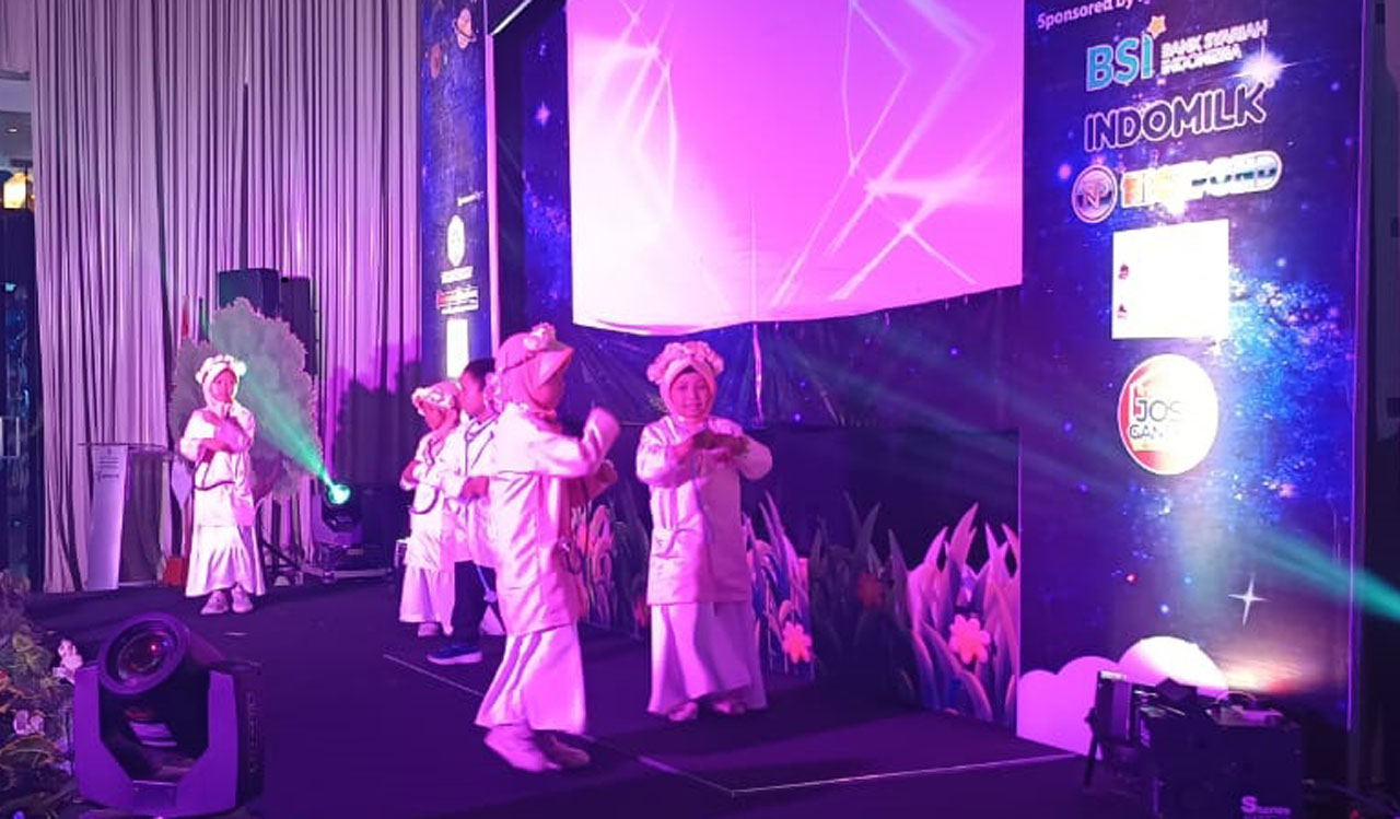 Siswa-siswi KB-TK Al-Uswah 2 Surabaya tampil di panggung dalam acara Gelar Seni Pelepasan Siswa Angkatan 18 Tahun Ajaran 2023/2024. Foto/Alim Perdana